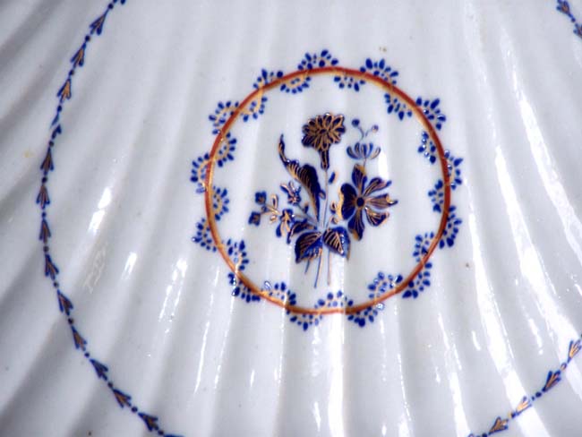 A Beautiful and Rare pair of late 18th century Chinese Export Porcelain Scallop shaped serving dishes with Elinor Gordon provenance. — image 2